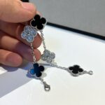 [Eternal Jewelry]CLOVER 5 MOTIF ONYXS DIAMOND BRACELET SILVER - Image 3